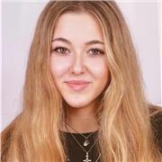 Alumna de doble grado en derecho y criminología imparte clases de español para extranjeros